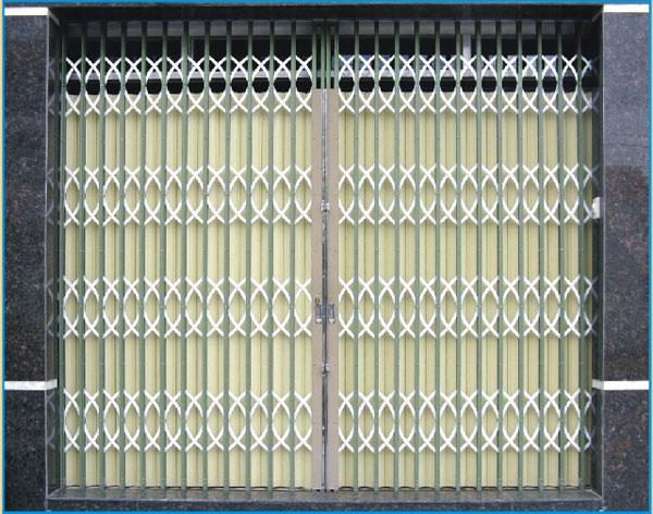 Cửa kéo sắt sơn tĩnh điện lắp cho mặt tiền nhà ở