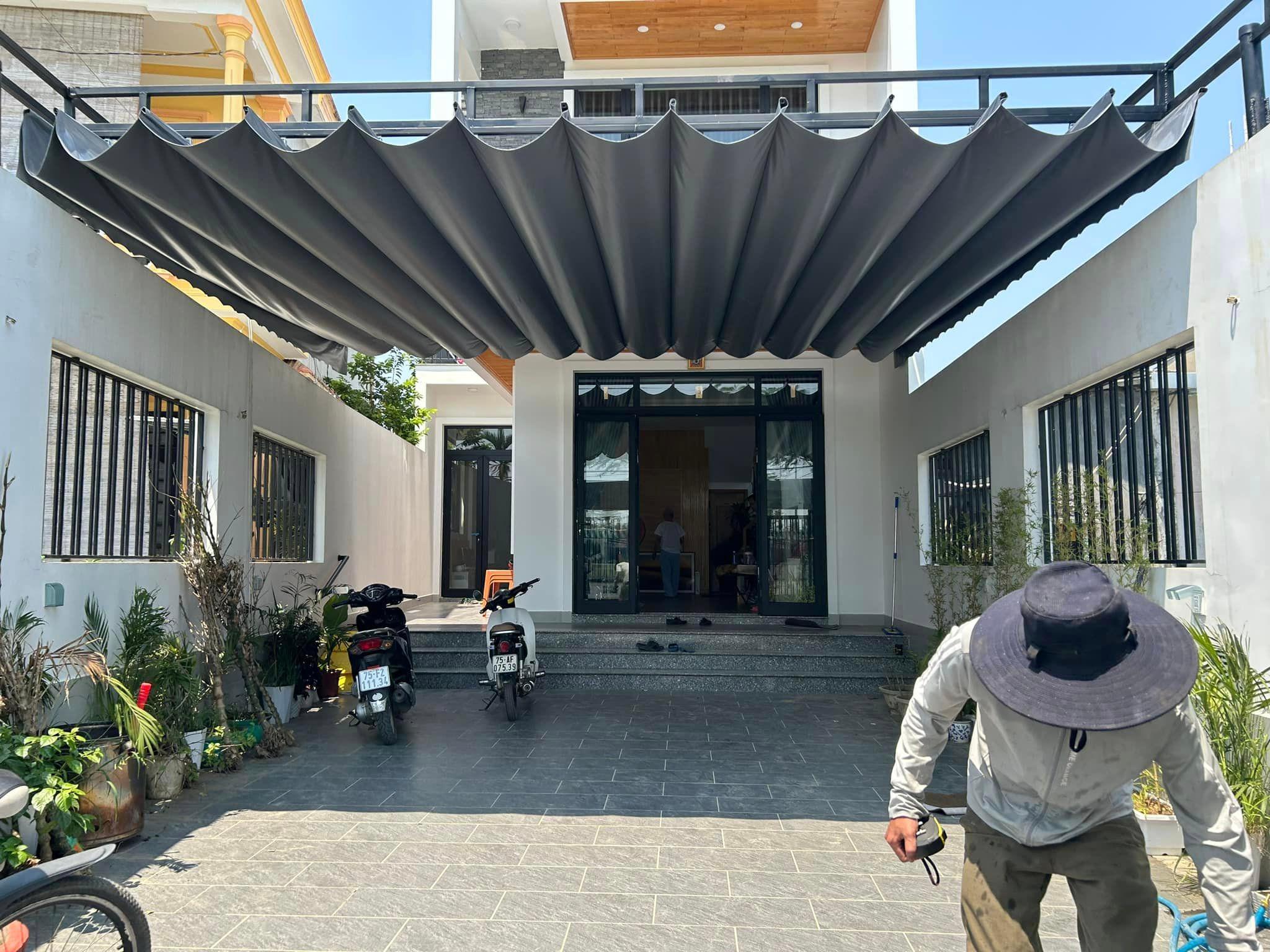 Mái hiên di động khung sắt che sân trước quán cà phê