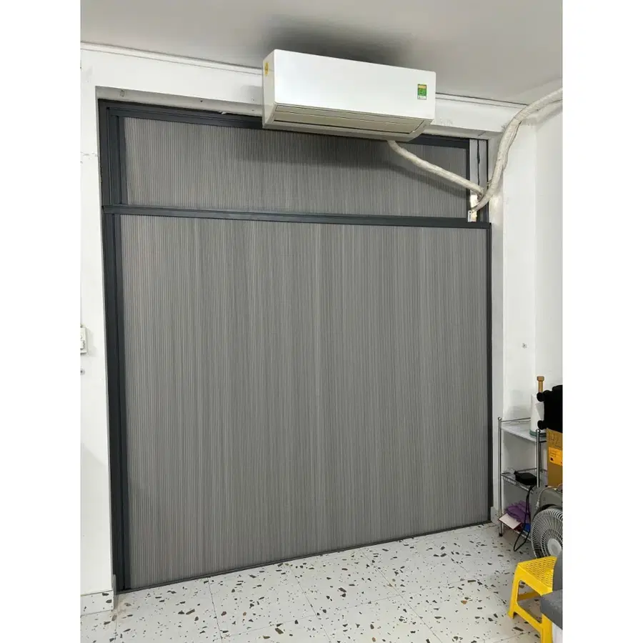 Rèm tổ ong cách nhiệt lắp cho cửa sổ phòng khách hiện đại